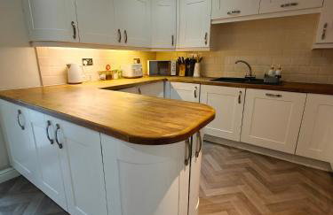 Spacious Solihull Home 5 Beds 2 Sofa beds - Max 10 - NEC BHX Spacious 4 Bedroom Home - NR JLR, Birmingham Airport, HS2 Sites, Resorts World, A45, M42 Mell Square - Regular Work Stays Available - By Samina, ARZ Stays - Photo 22