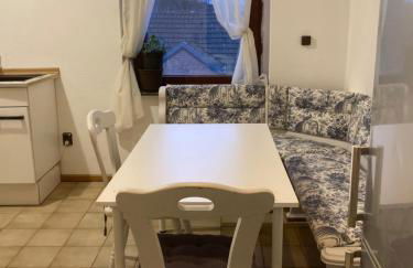 Geräumiges Apartment 90 m Zwei Schlafzimmer große Küche mit Essbereich Badewanne Waschmaschine Spülmaschine gesamte Unterkunft gehört Ihnen - Photo 22