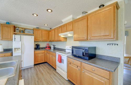 Family Home and Fire Pit and Deck, 11 Miles to Beach! - Foto 12