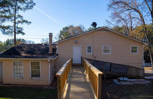 Charming 3 Bedroom Home with Spacious Living and Convenient to Shopping & Interstate - Foto 36