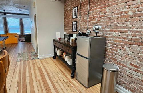 The Disco Loft - Downtown Springfield Apartment with Ping Pong - Photo 12
