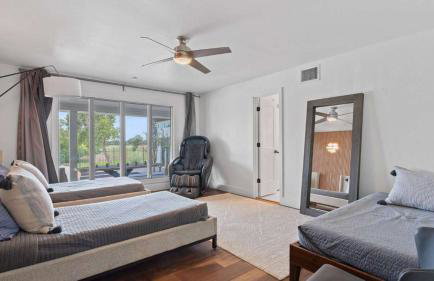 Luxurious Modern Retreat with Private Pool & Patio - Foto 30