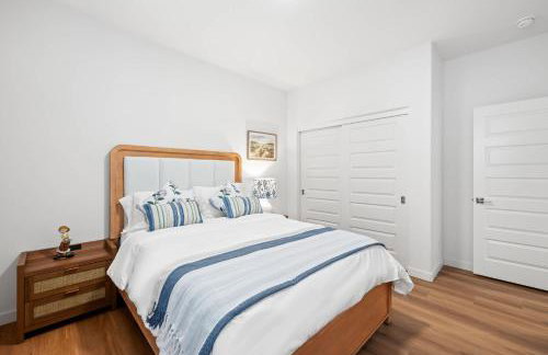 Spacious 5BR Getaway w Game Room & Modern Comfort - Photo 53