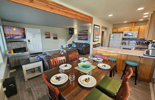 Sunkissed 3BR beach getaway - dog-friendly fenced yard, firepit, glimpse ocean views, near beach access, sleeps 8 - Foto 35