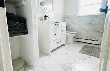 Comfortable 4-BR Family Home with Ample Parking - Foto 13