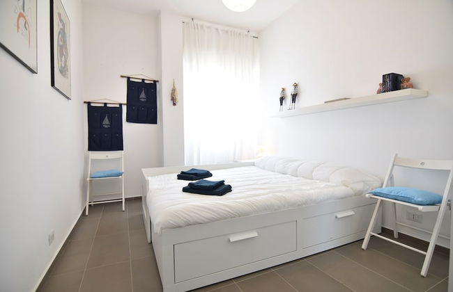 Sitting on the beach - Foto 5