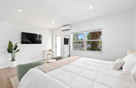 M Lake Worth Beach - Modern Villas Near West Palm Beach, Chic Retro Vibes, King Bed, Cozy Backyard, BBQ, Workspace, High-Speed Internet, Free Parking, 5 Minutes to Downtown & Beach - Foto 80
