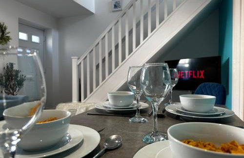 Sunny 2-Bedroom Coastal Stay with Free Parking - Foto 12