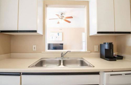 GRAUHAUS Tasteful 3BD with KING bed in Pekin - Foto 16