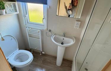Beautiful Holiday Home 3 Bed Caravan by The Beach, Free Wifi, Games Console, TVs & DVD's, Passes Not Included - Foto 34