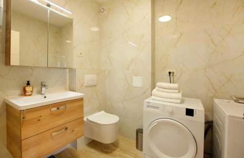 Modern 2-Bed Apt, Late check in available - Photo 18