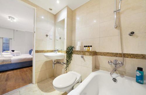 Luxury 3-Bed Apartment with Private Garden En-Suites & Underground Parking Prime NW6 London Location - Foto 6