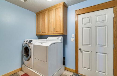 Hot Tub and Fenced Yard Spacious Fargo Home! - Foto 31