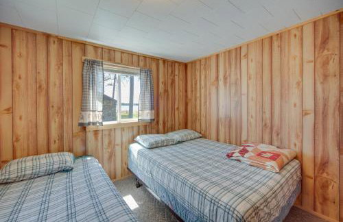 Rustic Cabin with Fire Pit, Steps to Sand Lake! - Foto 15