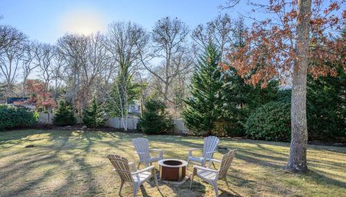 Cozy Cape Retreat with Fenced Yard Fire Pit - Foto 3