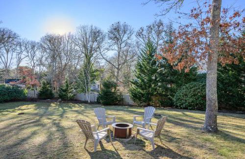 Cozy Cape Retreat with Fenced Yard Fire Pit - Foto 3