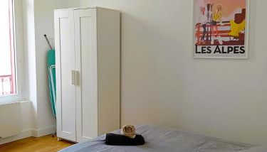 101 - Appart rénové avec 1 chambre spacieuse - Tram et Clinique Mutualiste à 1 min - Foto 4, furniture, wardrobe