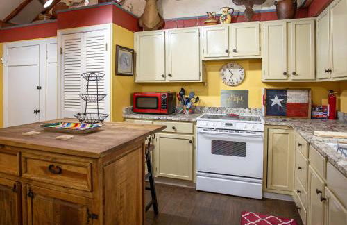 Cozy 2BR Cabin - King Bed Bunks Fire Pit & BBQ - Foto 6