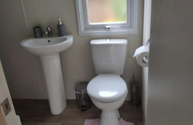 Lovely Static 6 Bed Caravan at Billing Aquadrome - Photo 6