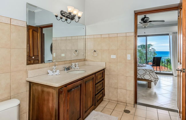 Elegant Oceanview Condo with Spacious Open-Concept Floor Plan and Inviting Beach Design - Foto 23