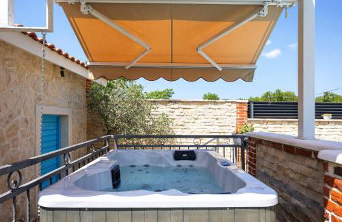 Villa Vision with Heated Pool & Jacuzzi in Sestanovac - Foto 14