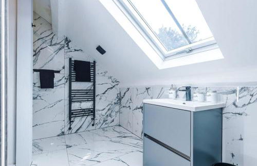 Incredible Home With Games Room, Sleeps 8, Parking Included, Perfect For Groups, Families, Contractors, Professionals - Photo 13