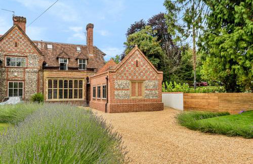 Higginson House - Photo 2