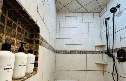 Kingsby Farmhouse - 1BR with 2 Queens & Mountain Views - Photo 20