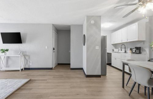 Comfortable bedroom and cozy living space - Foto 14