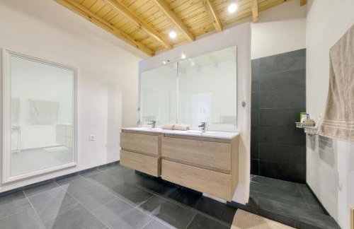 Chalet Emily Alpine Chic with Hot Tub and Ocean View By Lanzarote Vacation Homes - Foto 23