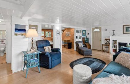 Cottage with Private Lake Access! Short distance to town - Foto 8