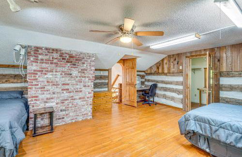 Historic Clark Cabin with Deck and Fishing Pond Access - Foto 21