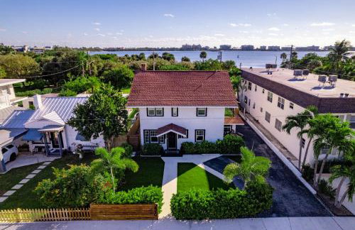 Historic Waterfront estate With Yard & Modern Kitchen - Foto 1