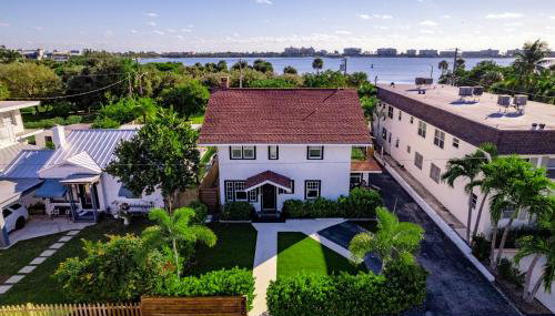Historic Waterfront estate With Yard & Modern Kitchen - Foto 1