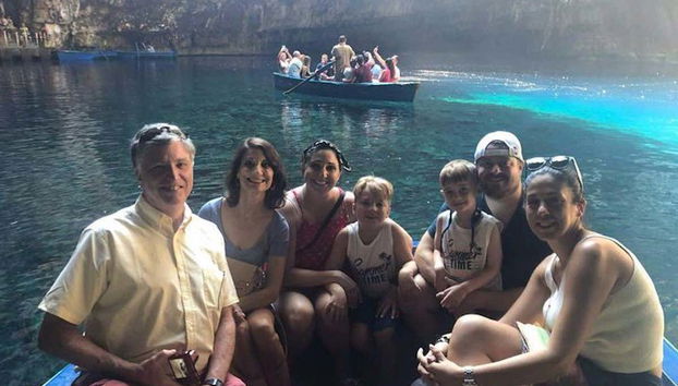 Paseando en barca por la cueva Melissani