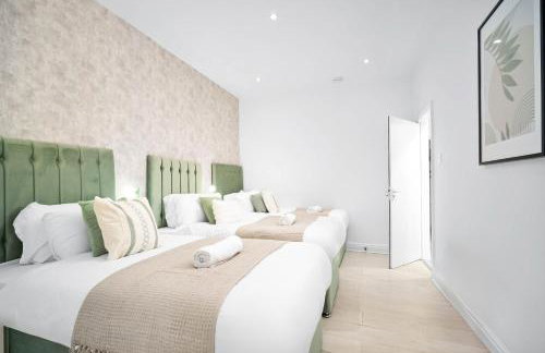 Stylish Five Bedroom House - Parking - Terrace - Fast Wi-Fi 974P - Foto 31