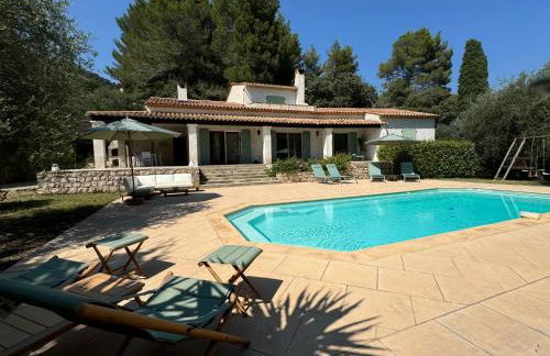 L'Oliveda - complètement climatisée, piscine, calme, proche commerce et lac, ski à 45min - Foto 1