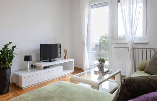 Bright 1BDR with Balcony & Parking - Photo 2