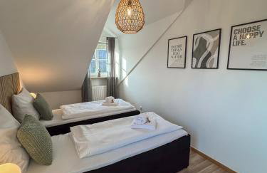 C4S COME4STAY Altötting - 3-Zi Whg I Zentrale Lage I Parkplatz I Balkon I WIFI I SmartTV I 1 Kingsize, 1 Queensize Bett I Office Arbeitsplatz I Wohnbereich mit Couch und Essbereich I voll ausgestattete Küche I Nespresso - Foto 26