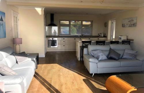 Coastal retreat with stunning sea views - Photo 7