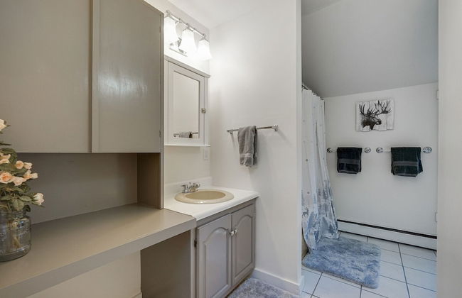 Killington Mountain Home! HotTub & 5 min to Skiing! 3 Bedroom Home by RedAwning - Foto 16