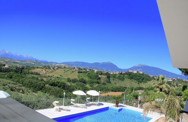 Villa with Salt Water & Heated Pool & Hot Tub near sea - Foto 38