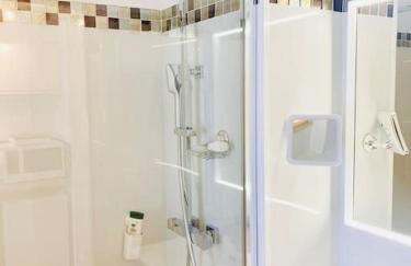 VUE Canal Superbe - Piscine - Parking Privé - Intérieur Neuf - Foto 7