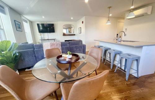 4 King Suites, Downtown, Outlets, Beach, Historic - Photo 5