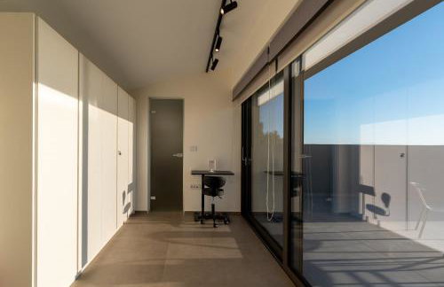 Sun and Sea Apartment - Beachfront, 2 Bedrooms with Sea View & Garden - Photo 39