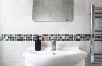 Modern 2 Bedroom House with Parking - Photo 38