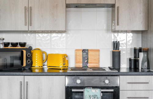 Modern 1-Bed Apartment with Parking near Heathrow - Photo 29