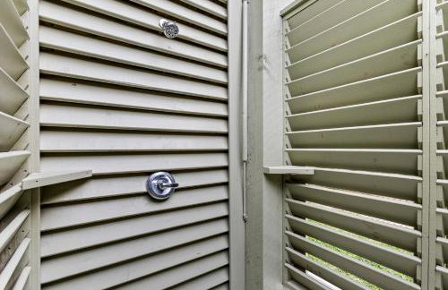 Relax And Sea NEW Luxury Canal-View Escape Gated Community Firepit and Decks - Foto 67