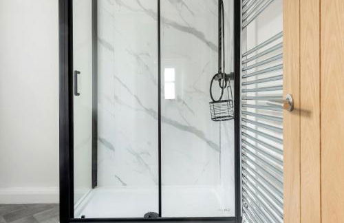 Lovely 2 Bedroom House - Free Parking - Accommodation near QMC Hospital & University of Nottingham - Suitable for Short Stays & Long Stays - Photo 13