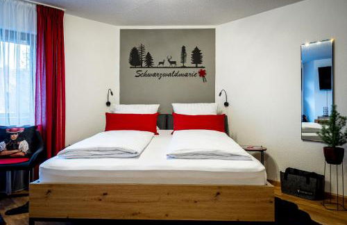 Schwarzwaldmarie in Titisee mit Badewanne Sonnenbalkon TG-Stellplatz Küche - Foto 1